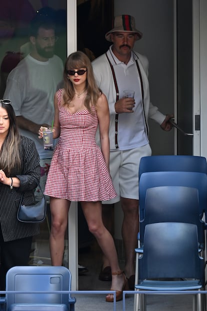 Para asistir al US Open de tenis el pasado mes de septiembre, la cantante de Shake It Off apostó por la atemporalidad del estampado de cuadros vichy de un vestido de lino de Reformation que combinó con bolso verde de Prada y sandalias marrones de Gucci. El deportista también se decantó por la firma italiana con cárdigan, polo y sombrero de pescador a juego y con el logo bien visible.
