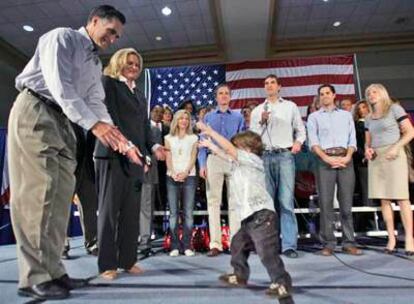 Mitt Romney juega con su nieto Parker durante un acto de campaña en Florida.