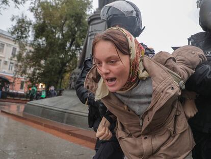 La policía rusa detiene a una mujer que protestaba contra la movilización nacional y la guerra en Ucrania, el 24 de septiembre de 2022 en Moscú.