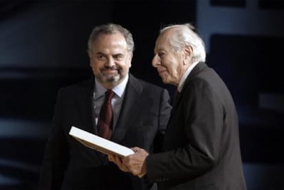Ignacio Polanco, presidente del Grupo PRISA, con Jean Daniel, fundador de <i>Le Nouvel Observateur</i> y ganador del galardón a su trayectoria, en la ceremonia de entrega de los XXVII Premios Ortega y Gasset.