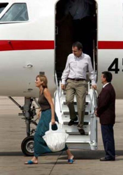José Luis Rodríguez Zapatero y su esposa, Sonsoles Espinosa, a su llegada a Mahón.

/ TEJEDERAS