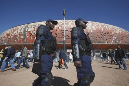 Miembros de la policía en los exteriores del estadio Soccer City.