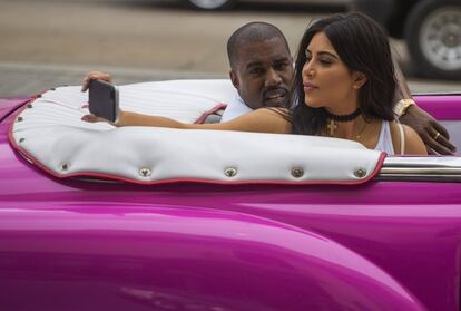Conocida como la reina de Instagram, aunque ahora su hermana -la 'top' Kendall Jenner tiene más seguidores en la Red-, Kim Kardashian no deja pasar la oportunidad de hacerse un 'selfie' para compartir con sus millones de seguidores en las redes sociales.