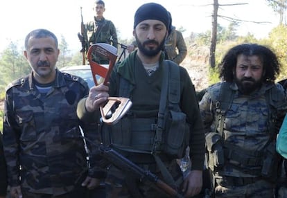 Un miliciano turcomano muestra un trozo del paracaidas de un piloto ruso. 