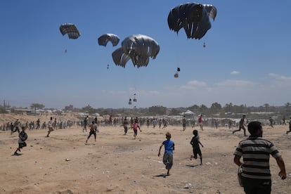 Palestinians rush to collect humanitarian aid airdropped by parachutes into Zawaida in the central Gaza Strip, Monday, Aug. 4, 2025. (AP Photo/Abdel Kareem Hana)
Associated Press/LaPresse