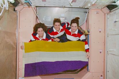 Muchas astronautas han sido, como Sally Ride, militantes feministas. En esta foto de junio de 1999, Ellen Ochoa, Julie Payette y Tamara Jernigan posan con una bandera sufragista en la Estación Espacial Internacional.