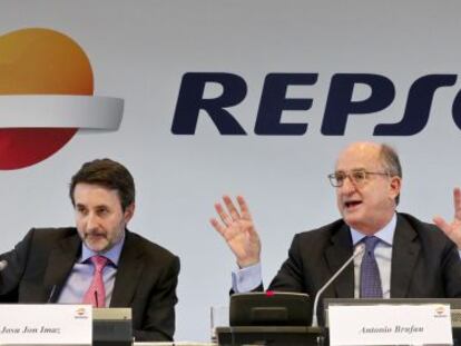 El consejero delegado de Repsol, Josu Jon Imaz, a la izquierda, y el presidente, Antonio Brufau