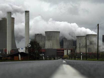 Una nube de humo cubre la central térmica de carbón del gigante energético RWE en Niederaussem (Alemania).