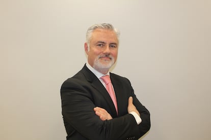 Javier Bustillo es el nuevo director general de AC Camerfirma SA. Ha sido director general en Víntegris, donde dirigió la transformación del modelo de negocio y la expansión internacional de la compañía. También ha desempeñado roles clave en IM Cloud, EMC y Oracle, liderando proyectos de digitalización y optimización comercial internacional. Es ingeniero de telecomunicación por la Universidad Politécnica de Madrid y Executive MBA por el IESE.