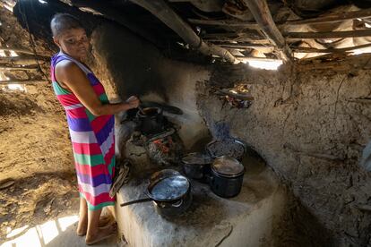 Una mujer prepara comida en su casa en el Estado de Minas Gerais (Brasil), el 12 de octubre de 2022.