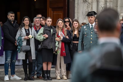 Familiares de Miguel Gómez González, a las puertas de la catedral de Cádiz, esta mañana.