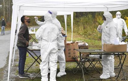 Un grupo de sanitarios realizan pruebas de detección de Covid.