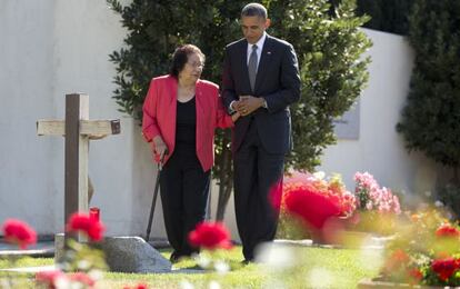 El presidente depositó flores en la tumba de César Chávez acompañado de su viuda, Helen.
