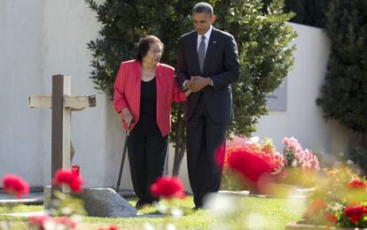 El presidente deposit&oacute; flores en la tumba de C&eacute;sar Ch&aacute;vez acompa&ntilde;ado de su viuda, Helen.