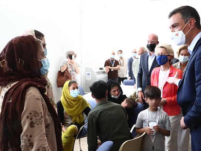 El presidente Sánchez recibe a los refugiados afganos en Torrejón. No busquen a los niños de Ceuta en esta foto.
