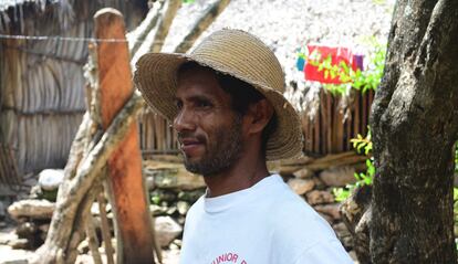 Andrés Gutiérrez, de 36 años, vive en el caserío (diseminado) El Boro, en la aldea La Libertad. Esa pequeña población está en Chiquimula, uno de los departamentos de Guatemala enclavados en el corredor seco, que desde hace años sufre la escasez de lluvias.
