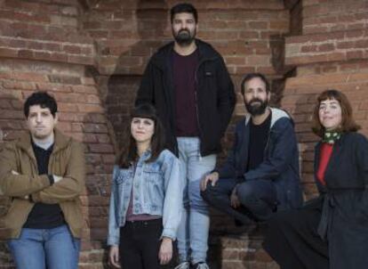 Des de l'esquerra, Alexis Nolla, Cristina Daura, Chema Peral, Artur Lapera i Roberta Vázquez.