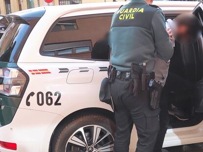 Traslado de uno de los dos hombres detenidos por agresión a una menor en Zamora, en una imagen difundida por la Guardia Civil.