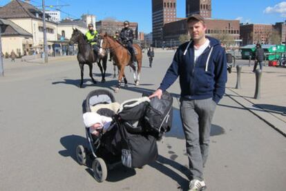 Arild Jacobsen pasea por Aker Brygge, el puerto de Oslo, con su hija Sol. Él se ocupa de cuidarla.
