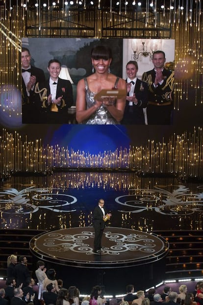 Jack Nicholson junto a la primera dama de Estados Unidos, Michelle Obama (en la pantalla en videoconferencia desde la Casa Blanca) en la gala de los premios Oscar de 2013.