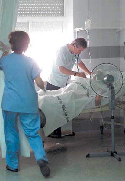 Un médico atiende a un paciente en el hospital Virgen del Rocío de Sevilla.
