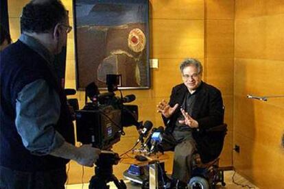 El violinista Itzhak Perlman, ayer mientras atendía a los periodistas.