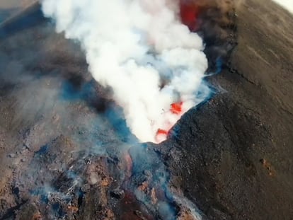 Vídeo | El cráter del volcán de La Palma a vista de pájaro
