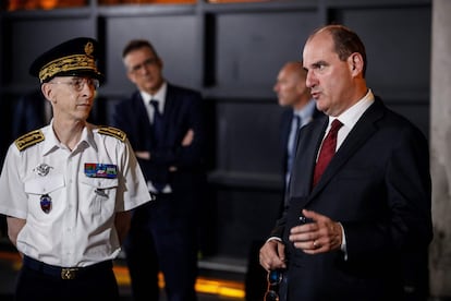 Jean Castex, en una reunión con policías en la comisaría de La Courneuve, cerca de París, este domingo.