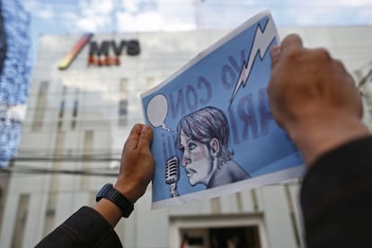 Protesto na porta de MVS após demissão de jornalista investigativa.