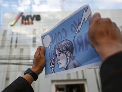 Protesto na porta de MVS após demissão de jornalista investigativa.