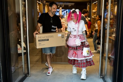 Juanito Dusko y Bunny Pinku, tras comprar labubus