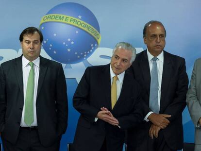Rodrigo Maia, Michel Temer, Luiz Fernando Pezão e Raul Jungmann durante assinatura de decreto para intervenção federal na segurança pública no Rio de Janeiro.