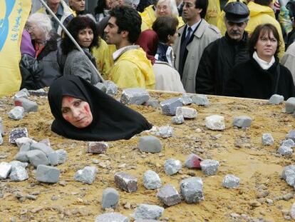 Una mujer iraní toma parte en la recreación de una lapidación realizada en Bruselas.