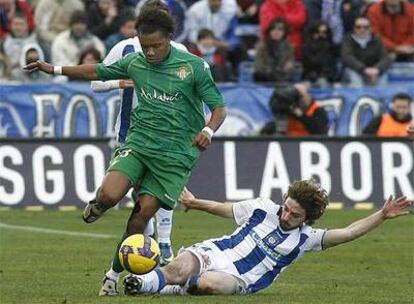 El defensor del Betis Nelson y el mediocampista Sisi del Recreativo pugnan por un balón durante el partido.