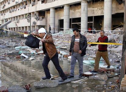 El objetivo era un complejo que incluye la sede de la policía y la seguridad del Estado. En la imagen, un herido sale del edificio destrozado por la explosión del coche bomba en El Cairo (Egipto).