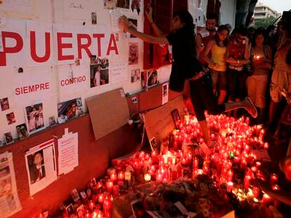 Aficionados del Sevilla colocan flores y velas encendidas anoche en el estadio Sánchez Pizjuán.