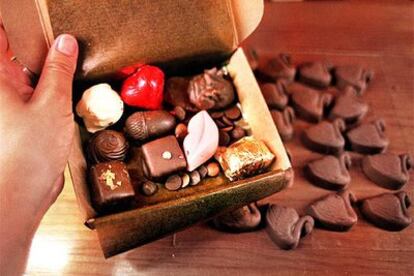 Una caja de bombones de chocolate.