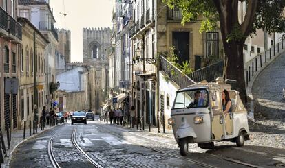 Un 'tuk-tuk' en la Rua Augusto Rosa, en el barrio lisboeta de Alfama.