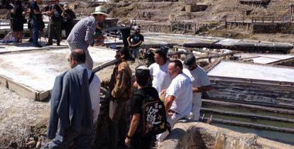 Un grupo de personas visita las salinas de Añana. 