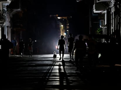Transeúntes caminan por una calle durante un apagón en La Habana (Cuba), el 1 de julio de 2025.