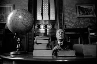 El escrito argentino Jorge Luis Borges (1899 - 1986) en su despacho de la Biblioteca Nacional (en Calle México 564), Buenos Aires, Argentina, 1971.