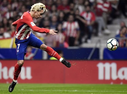 Antoine Griezmann of Atlético Madrid shoots against Barcelona.