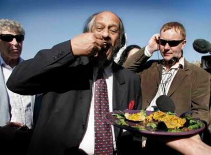 El presidente del IPCC, el indio Rajendra Pachauri, prueba una paella que Greenpeace preparó con energía solar.