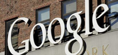 Vista del logotipo de Google, en la sede de su empresa en Nueva York (Estados Unidos).
