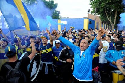 Entre cánticos y bengalas miembros de la barra brava animan el ambiente para despedir al Boca Juniors en los alrededores de 'La Bombonera'.