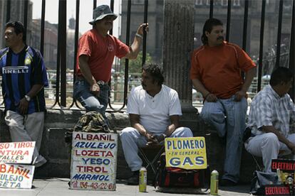 Albañiles mexicanos ofrecen sus servicios en una calle de la capital.