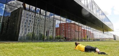 El humilde barrio de San Ferm&iacute;n se refleja en la fachada de La Caja M&aacute;gica.
 