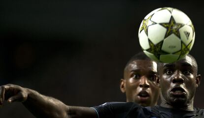 Micah Richards, del City, protege el balón ante Ryan Babel.