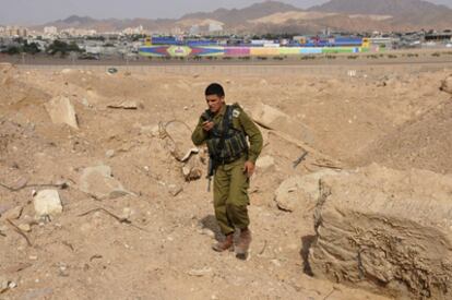 Un soldado israelí inspecciona la zona en la que han caído los proyectiles en Eilat.