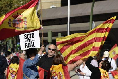 Manifestantes portan banderas de España y Cataluña durante la concentración.